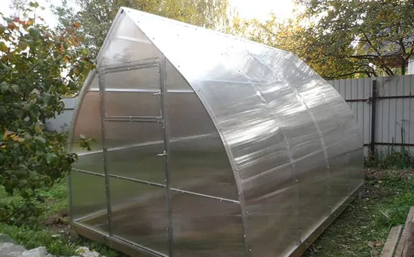 теплица с вертикальными стенками