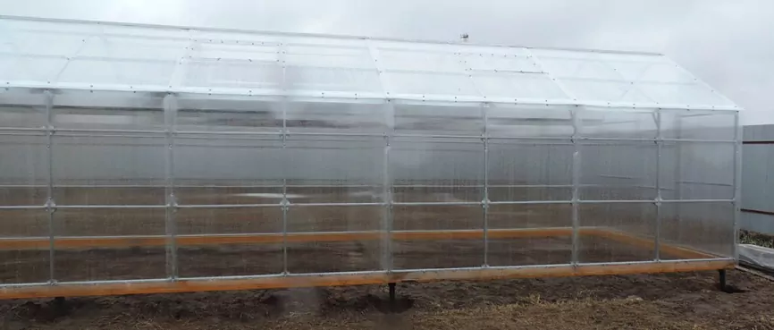 прямо стенная теплица